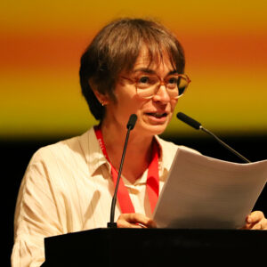 Caroline Chevé, secrétaire générale de la FSU, au pupitre en train de lire son intervention.