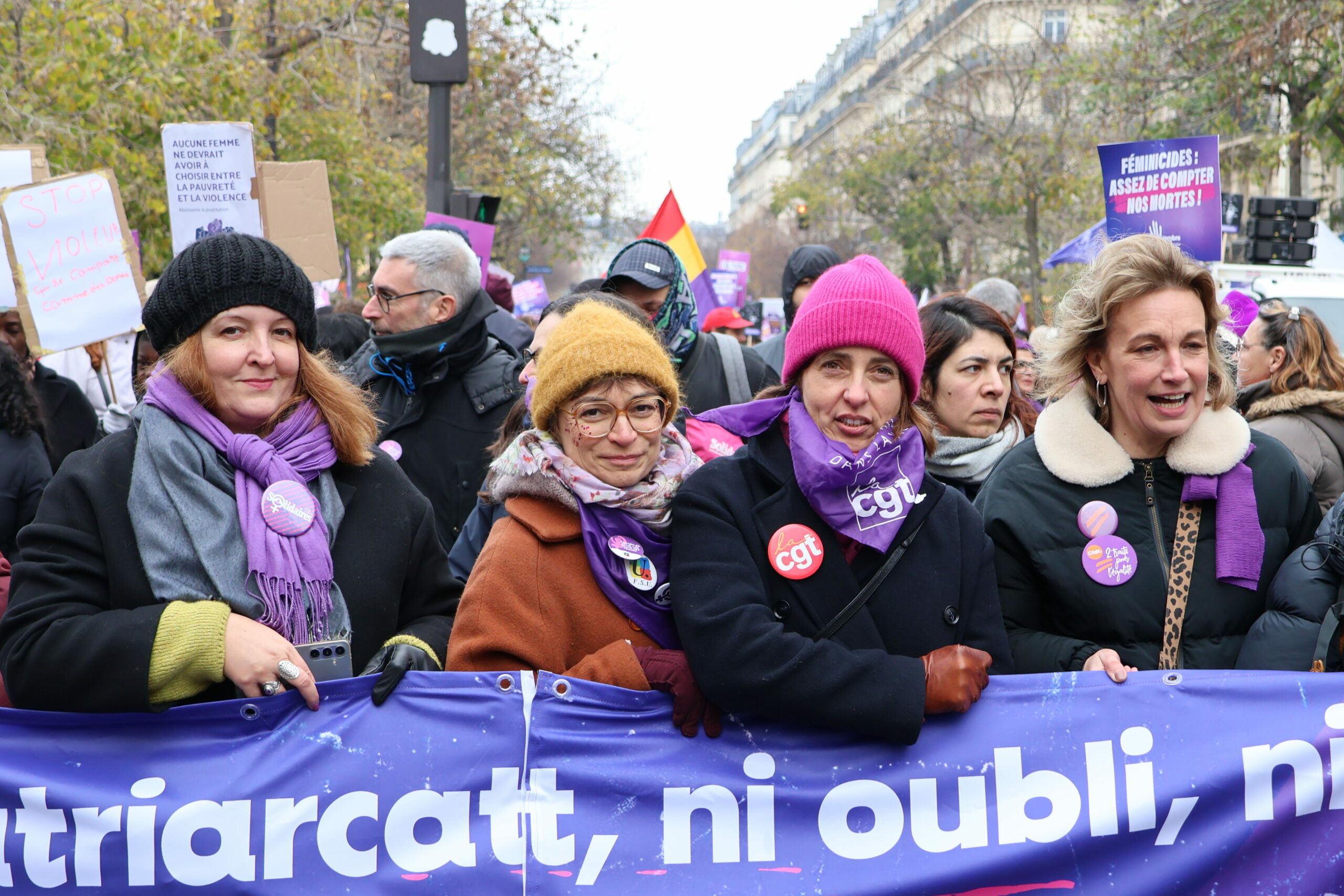 Carré syndical du cortège parisien, 22 novembre 2025.
De gauche à droite : Murielle Guilbert (Solidaires), Caroline Chevé (FSU), Sophie Binet (CGT), Marylise Léon (CFDT)